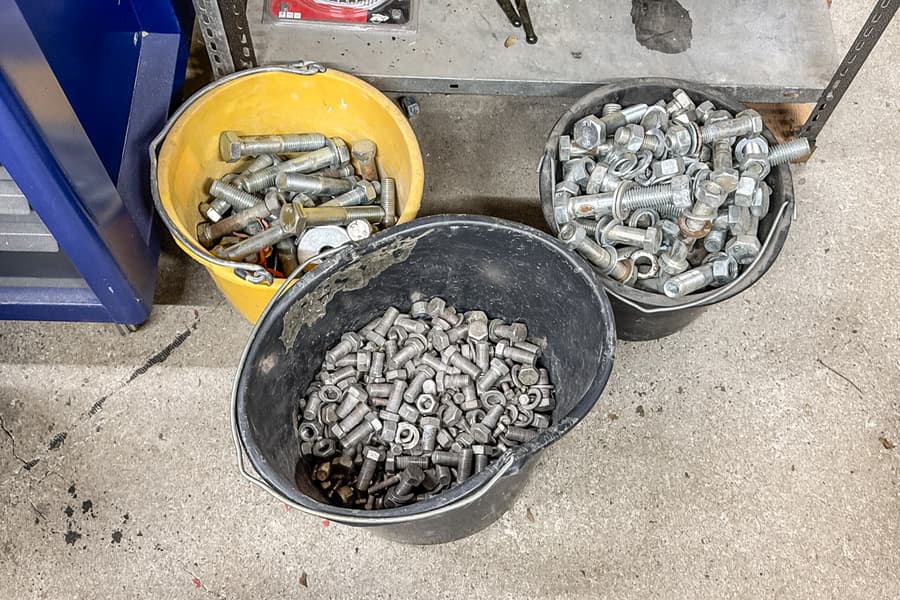 3 Eimer mit Verbindungs- und Befestigungsmaterial